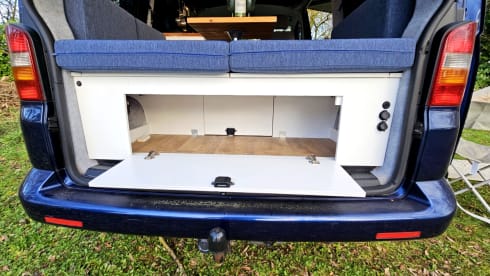 Rugged Volkswagen T5 Camper | extra tent, air conditioning, cruise control