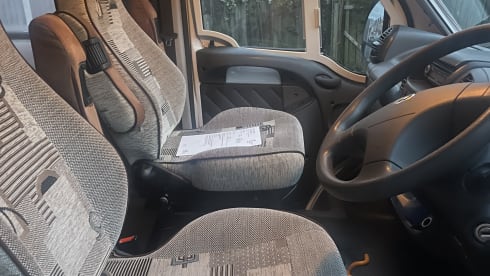 BeeHappy Motorhome Hire 🐝 – Beautiful 4 berth motorhome perfect for a couple or small family. 