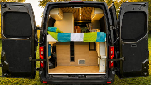 Houseonwheels Black edition – Renault Master campervan 25 novembre 4000 km bagno con doccia/WC riscaldatore ausiliario.