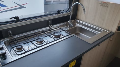 Enjoy our compact, young and luxurious camper (2021)