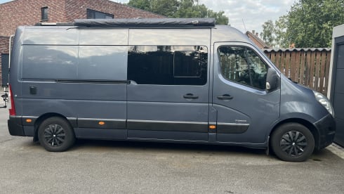 2p Renault campervan uit 2012