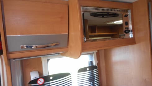 EASY 8 MOTORHOME HIRE JUST TURN UP AND GO