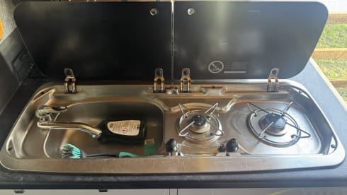 3 berth, 3 seatbelts, fixed bed, has many home comforts – 3 berth Citroën campervan from 2014