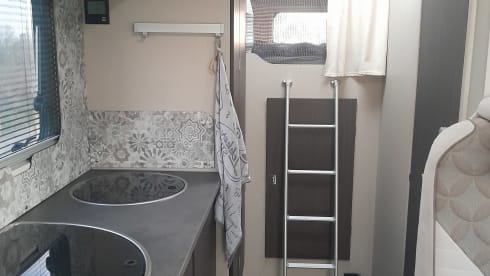 Happy Tour – 6-person Ahorn family camper Alcove 2018 with fixed beds 