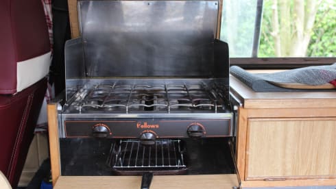 Poppy – VOLKSWAGEN T25 RETRO 1980'S 4 BERTH CAMPER, DIESEL HEATING, OFF GRID.