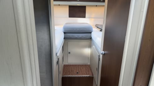 Camper met enkele bedden en alkoof!