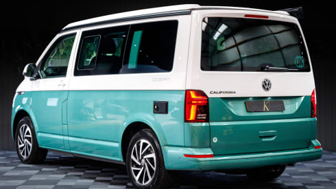 Luxury Camper – 4 Schlafplätze Volkswagen Transporter T6.1 LWB 150 PS S-Auto Campervan 2024