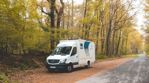 Jeff Benzos – Self-sufficient adventure Mercedes Sprinter for winter and summer