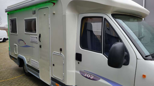 RELAX  – Challenger Semi-Integrated from 2001 WITH WIFI