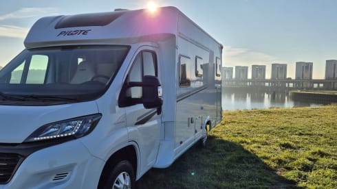 Camper 1 – Spacious and luxurious 6-person camper incl. PlayStation 4