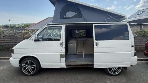 4-6 Volkswagen campervan from 2001