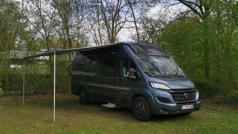Remco – Luxury Adria Twin with 9-speed automatic transmission and longitudinal beds