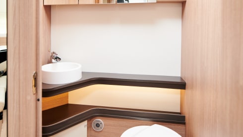 Spacious integral camper for 5 people