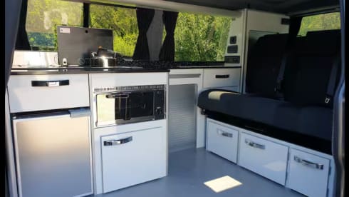 Noah – 4 berth VW pop top Campervan with heating and Insurance 