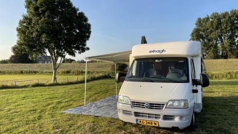 very nice compact 4 person camper