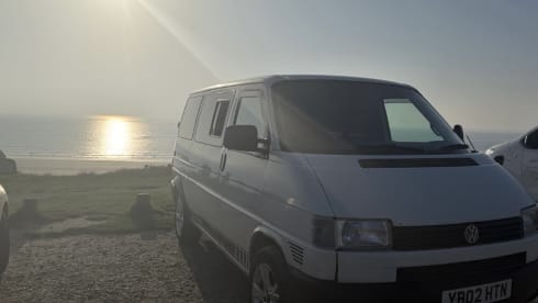 Readers (ready for anything) – 2 berth Volkswagen campervan from 2002