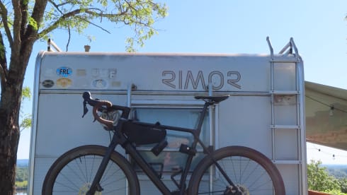 De Roze Olifant – Spacious family camper - 7p Ford alcove from 1998 