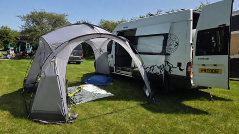 Freddie – Freddie | Modern Van Conversion | King Bed · Solar Power · 240v Off-Grid