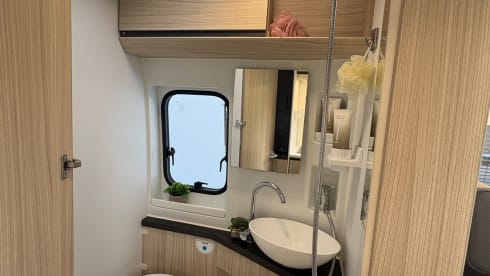 Camp Adventure –  Adria Twin mit zwei Einzelbetten und komplett ausgestattet