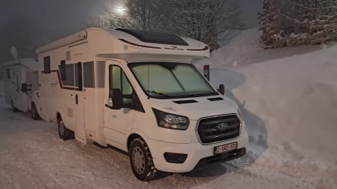 4p Ford Kronos Roller Team 2021  automatic te huur – Comfortabel op reis!