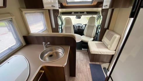 Mobilhome voor 4 personen – 4p Ford semi-integrated uit 2020