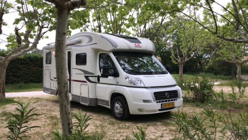 Spacious 4-5 person camper, Fiat Ducato- Adria Matrix 