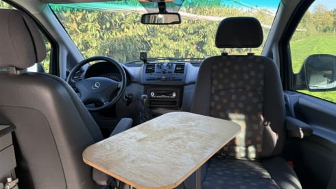 2p Mercedes-Benz campervan uit 2006