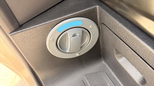 Blondie – 4 berth Ford campervan from 2022