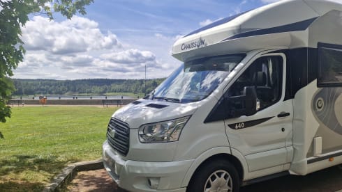 4 pers Chausson Titanium 640 – Luxe, ruimte & 170 pk automaat camper