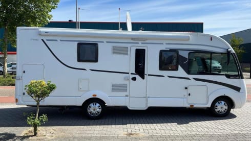 Premium integrated 5-person camper with bunk and lifting bed