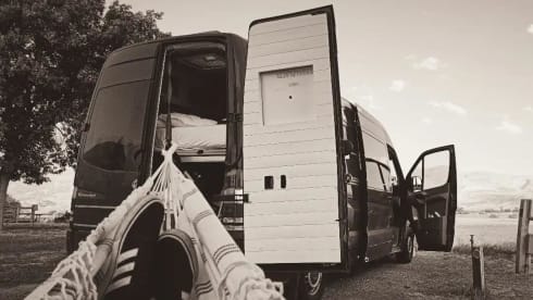 Toto – 2p (+1 young child) Mercedes-Benz bus from 2008 (3 passenger seats)