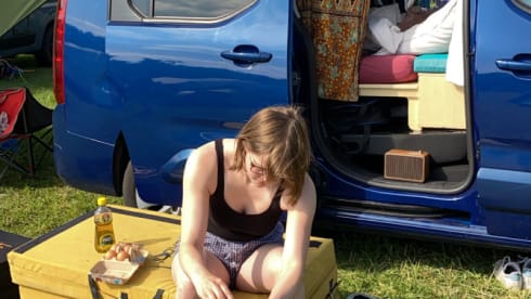 SLOWIE – 2p Sleeping Car on Wheels in an Opel Combo