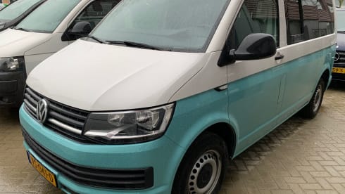 Oceaan blauw – 4 person Volkswagen T6 bus from 2015