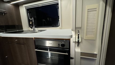 The Escape Pod – Comfortable and modern family Rollerteam motorhome - Free insurance 