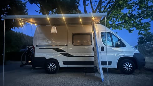 Camping-car 2 places avec climatisation dans l'espace de vie 