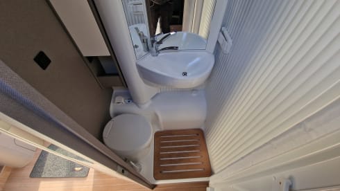 C33 – Beautiful luxury Etrusco with 2 x air conditioning and single beds/lift bed