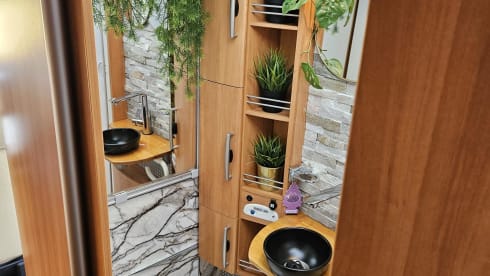 Hymer B700 per 4 persone, integrato da Mercedes del 2005, cambio automatico, patente di guida B o C