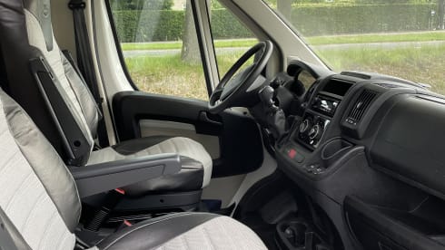 Beautiful, spacious and luxurious camper with awning and air conditioning for the whole family (6 pers