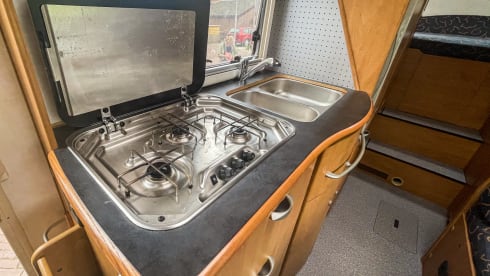 Cosy Family Camper – Complete cozy family camper with large garage 5p Hymer