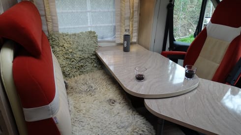 Moonlight – Wonderfully comfortable Bürstner semi-integrated motorhome