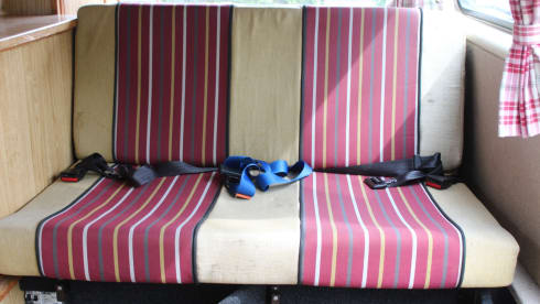 Poppy – VOLKSWAGEN T25 RETRO 1980'S 4 BERTH CAMPER, DIESEL HEATING, OFF GRID.