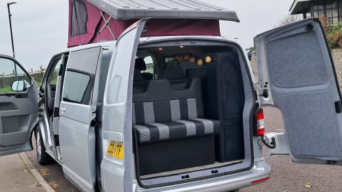 Campie – Volkswagen 'Poptop'  T5 Transporter Camper-van 