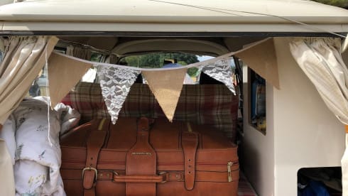 Roses – Vintage Devon 4 berth Volkswagen Camper 1981 - Relaxing Camping Classic 