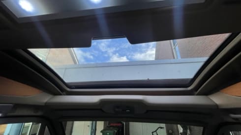 Halbintegrierter Camper von Knaus für 3 Personen