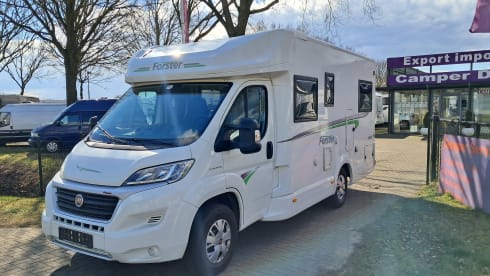 Luxe Etrusco Automaat met enkele bedden/hefbed ,grote garage