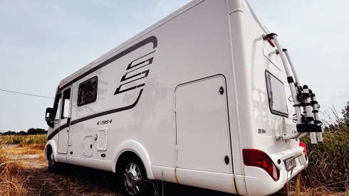 Experience our fully equipped Hymer Integrated. (Extra discount, see below)