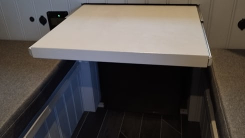 Boujee Bella – 4 berth Ford campervan 