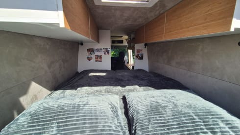 4p VW Crafter offgrid bus uit 2026 met lengtebed, daktent en fietsendrager