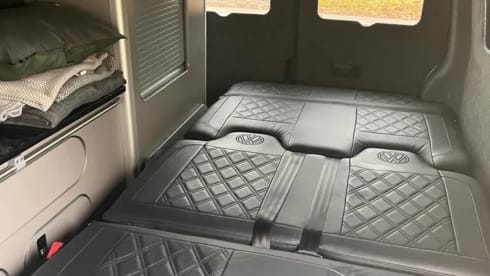 Eddie – 4 berth Volkswagen Campervan T5 Pop top