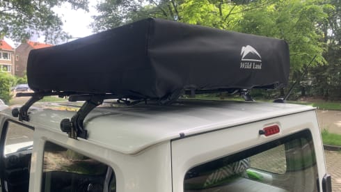Simba – Keep smiling with this Suzuki Jeep with roof tent!